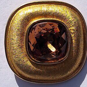 This vintage brooch by Weiss features multifaceted tops made of rhinestones, exu